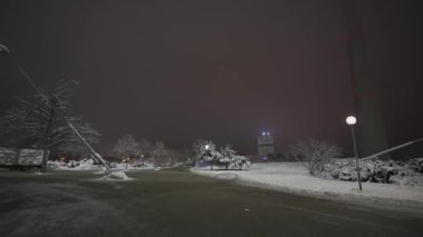 Münih Olimpiyat Parkı, Almanya 'da kışın geceleri kar yağar. Kar kış akşamı geç saatlerde Olimpiyat parkını insanlar olmadan kapladı. Olympiapark Münih. Olympia Parkı Muenchen. 
