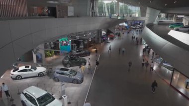 28 Ağustos 2022. Münih. Almanya. BMW Welt 'in içi, müşteriler için çok işlevli bir sergi merkezi. BMW Deutschland. Bayerische Motoren Werke AG. Münih 'in BMW Dünya Ticaret Merkezi. 