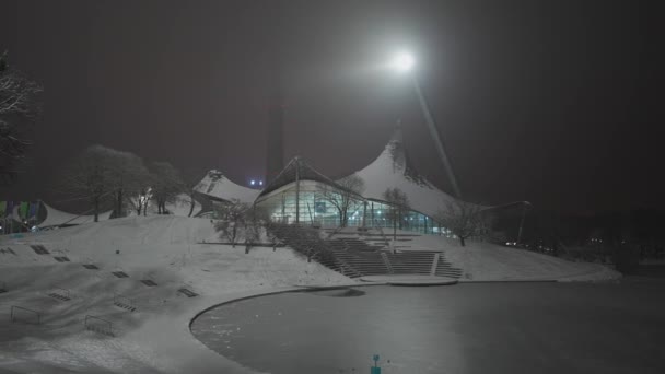 Олимпийский Парк Мюнхене Германия Зимой Снегом Ночью Снег Покрыл Олимпийский — стоковое видео