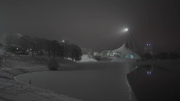 Ολυμπιακό Πάρκο Στο Μόναχο Γερμανία Χειμώνα Χιόνι Νύχτα Χιόνι Κάλυψε — Αρχείο Βίντεο