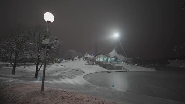 Park Olimpijski Monachium Niemcy Zimą Śniegiem Nocy Śnieg Pokryty Parku — Wideo stockowe