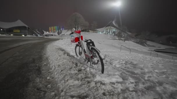 Олимпийский Парк Мюнхене Германия Зимой Снегом Ночью Снег Покрыл Олимпийский — стоковое видео