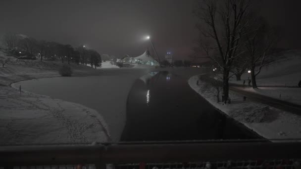 ドイツのミュンヘンのオリンピックパークは 夜に雪が降る冬 冬には夜遅くまで人がいないオリンピック公園を雪が覆っていた オリンピアパーク ミュンヘン オリンピアパーク ミューエンチェン — ストック動画