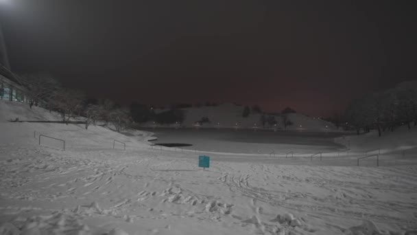 Ολυμπιακό Πάρκο Στο Μόναχο Γερμανία Χειμώνα Χιόνι Νύχτα Χιόνι Κάλυψε — Αρχείο Βίντεο