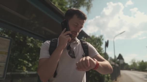 Чоловік Запізнюється Чекати Транспорт Автобусній Станції Нервуючись Телефонує Щоб Повідомити — стокове відео