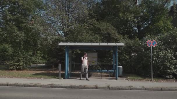 Sfrustrowany Człowiek Czeka Autobus Opóźniony Zatrzymaniu Dzwoni Komórkę Pasażer Wścieka — Wideo stockowe