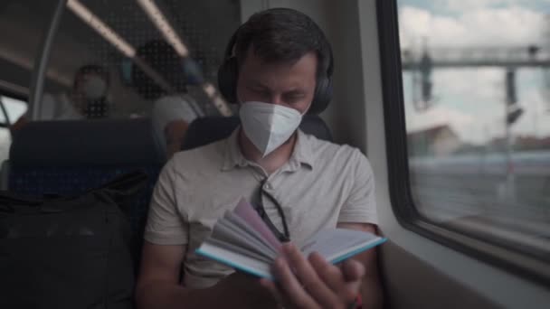 여름에 교외의 열차를 헤드폰을 읽는다 학생들은 통근중 이어폰 교과서를 읽습니다 — 비디오