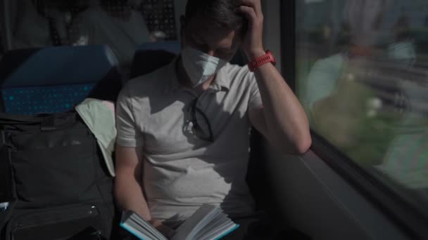 Влітку Один Пасажир Їде Німецькому Приміському Потязі Навушниками Читає Книжку — стокове відео