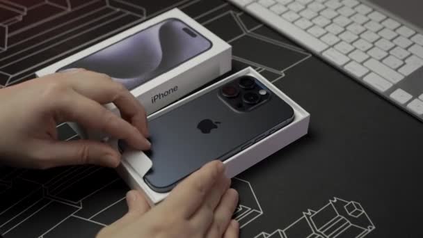 Вересня 2023 Мюнхен Німеччина Розпакування Яблука Iphone Pro 512 Титан — стокове відео