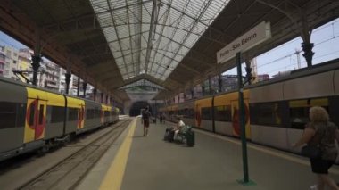 8 Ekim 2023. Portekiz, Porto. Trenli Sao Bento tren istasyonu platformları. Porto Sao Bento tren istasyonunda toplu taşıma ulaşımı. Oporto 'daki eski atmosferik demiryolu terminali. 