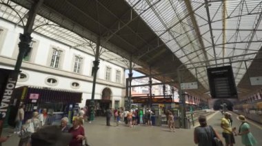 8 Ekim 2023. Portekiz, Porto. Trenli Sao Bento tren istasyonu platformları. Porto Sao Bento tren istasyonunda toplu taşıma ulaşımı. Oporto 'daki eski atmosferik demiryolu terminali. 