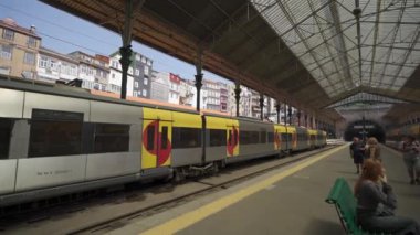 8 Ekim 2023. Portekiz, Porto. Trenli Sao Bento tren istasyonu platformları. Porto Sao Bento tren istasyonunda toplu taşıma ulaşımı. Oporto 'daki eski atmosferik demiryolu terminali. 