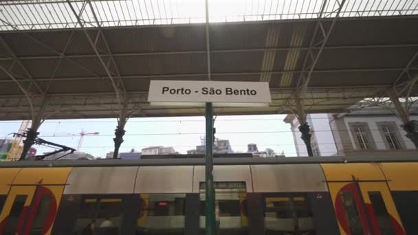 Portogallo Porto Stazione Ferroviaria Sao Bento Binari Con Treno Treni — Video Stock