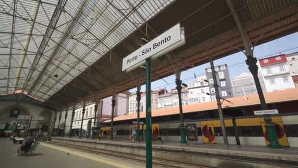 October 2023 Portugal Porto Sao Bento Train Station Platforms Train — Stock Video