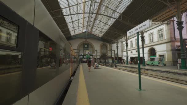 2023年10月8日葡萄牙波尔图圣本托火车站月台与火车 圣本托港火车站的火车 公共交通过境 波尔图的旧大气铁路终点站 — 图库视频影像