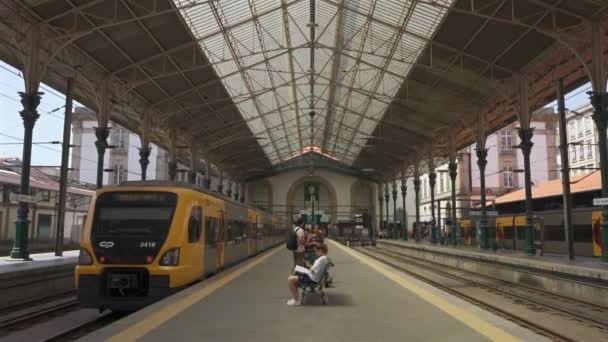 2023年10月8日葡萄牙波尔图圣本托火车站月台与火车 圣本托港火车站的火车 公共交通过境 波尔图的旧大气铁路终点站 — 图库视频影像