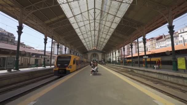 2023 Október Portugália Porto Sao Bento Pályaudvar Peronok Vonattal Vonatok — Stock videók