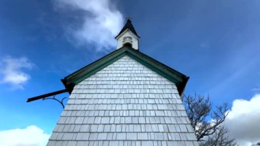 Almanya, Tegernsee. Kışın karlı havada Kapelle auf dem Riederstein 'e tırmanıyorum. Bayern Im Winter 'daki Riederstein Berg. Tegernsee Gölü yakınlarındaki Bavyera dağlarında yürüyüş rotası.. 