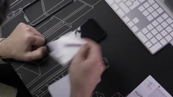 Крупный План Мужской Руки Готовящей Устанавливающей Защитный Экран Смартфон Верхний — стоковое видео