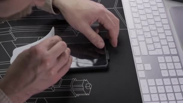 Close Mão Masculina Preparando Instalando Protetor Tela Smartphone Visão Superior — Vídeo de Stock