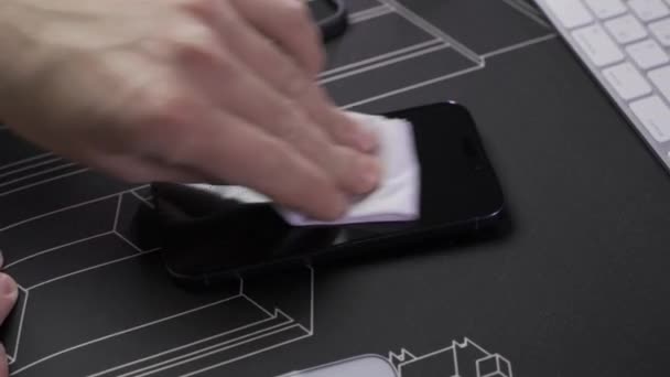 스마트 보호기를 준비하고 설치하는 클로즈업 스마트폰 디스플레이에 시트를 부착하는 보호자 — 비디오