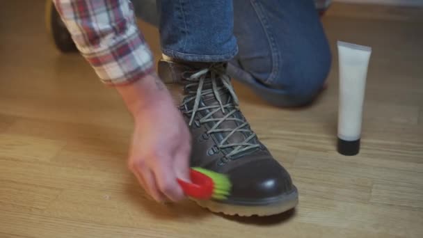 Ugenkendelig Mand Renser Brune Læderstøvler Med Børste Smører Med Fløde – Stock-video