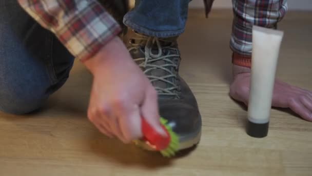 Tanınmayan Adam Kahverengi Deri Botları Fırçayla Temizliyor Krem Sürerek Kayganlaştırıcı — Stok video