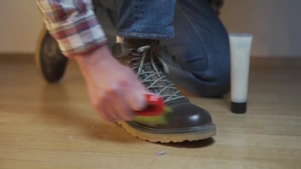 Αγνώριστος Άνθρωπος Καθαρίζει Καφέ Δερμάτινες Μπότες Πινέλο Και Λιπαίνει Κρέμα — Αρχείο Βίντεο