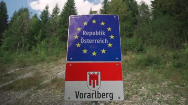 Vorarlberg 'in Avusturya-Almanya sınır girişinde sınır tabelası. Grenzzeichen der Avusturya 'ya giriş yapan ulusal sınır tabelası. Die Grenze zwischen Osterreich und Deutschland. 