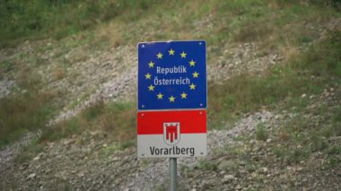 Vorarlberg 'in Avusturya-Almanya sınır girişinde sınır tabelası. Grenzzeichen der Avusturya 'ya giriş yapan ulusal sınır tabelası. Die Grenze zwischen Osterreich und Deutschland. 