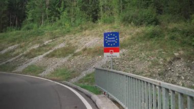 Vorarlberg 'in Avusturya-Almanya sınır girişinde sınır tabelası. Grenzzeichen der Avusturya 'ya giriş yapan ulusal sınır tabelası. Die Grenze zwischen Osterreich und Deutschland. 