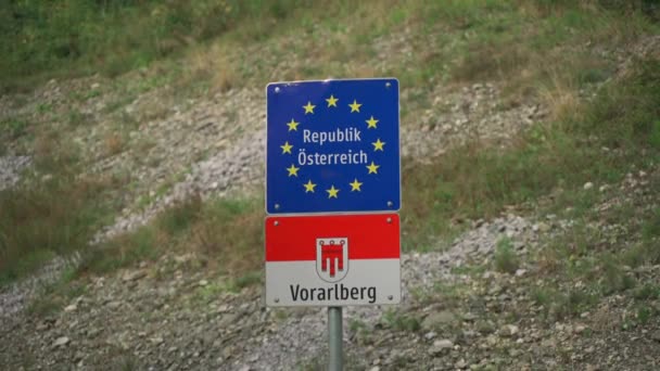 オーストリア ドイツ国境のヴォーラールバーグ入り口で国境標識 グレンゼイェン デルタン オランダ オーストリアに入る国境道路標識 ディー グレネッツ オヴァン ドイツ — ストック動画