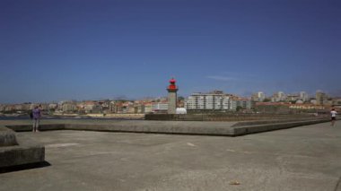 Farolim de Felgueiras deniz feneri Porto Portekiz sahilinde. Porto sahilindeki güzel deniz feneri. Felgueiras Deniz Feneri, Farolim do Molhe de Felgueiras, Atlantik Okyanusu. 