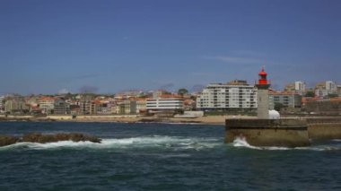 Farolim de Felgueiras deniz feneri Porto Portekiz sahilinde. Porto sahilindeki güzel deniz feneri. Felgueiras Deniz Feneri, Farolim do Molhe de Felgueiras, Atlantik Okyanusu. 