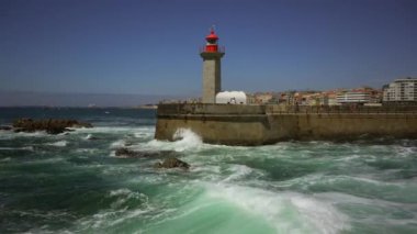 Farolim de Felgueiras deniz feneri Porto Portekiz sahilinde. Porto sahilindeki güzel deniz feneri. Felgueiras Deniz Feneri, Farolim do Molhe de Felgueiras, Atlantik Okyanusu. 