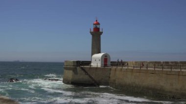 Farolim de Felgueiras deniz feneri Porto Portekiz sahilinde. Porto sahilindeki güzel deniz feneri. Felgueiras Deniz Feneri, Farolim do Molhe de Felgueiras, Atlantik Okyanusu. 