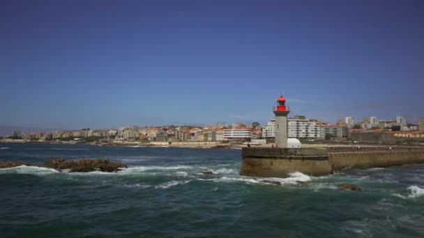ポルトガルの海辺にあるファロリム フェルグラス灯台 ポルトの海岸の美しい灯台 フェルガイラス灯台 ファロリムドゥモルヘ フェルガイラス 大西洋 — ストック動画