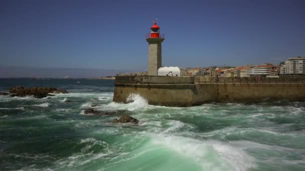 ポルトガルの海辺にあるファロリム フェルグラス灯台 ポルトの海岸の美しい灯台 フェルガイラス灯台 ファロリムドゥモルヘ フェルガイラス 大西洋 — ストック動画