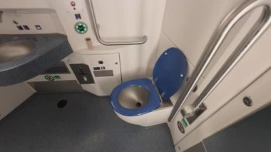 Almanya, Bavyera 'da bölgesel trende engelliler için büyük bir tuvalet. Bayern, Deutschland 'daki yerel demiryolu aracındaki engelliler için geniş bir tuvalet. Tuvalet engellilere göre uyarlandı. 