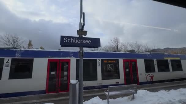 November 2023 Tyskland Schliersee Järnvägsstation Vintern Med Snö Bayern Bahnhof — Stockvideo