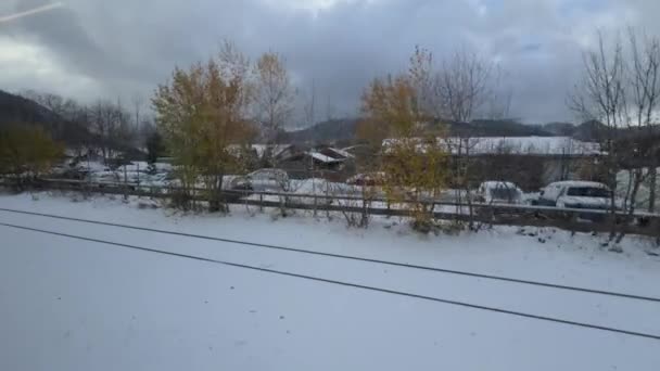 2023年11月27日 ドイツ 冬はバイエルンで雪が降るシュリエー駅 バーンホフ シュライザー バイエルン レジオバーン オーバーランド スノーウィー鉄道駅 青い地域列車 — ストック動画