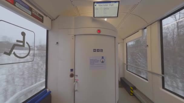 2023年11月26日 ドイツ バイエルン 地域電車の障害者のための大きなトイレ 地元の鉄道車両の障害者のための広々としたWc 障害に適応したトイレ — ストック動画