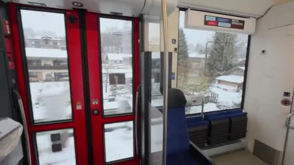 ドイツのバイエルン州の地域電車の障害者のための大規模なトイレ バイエルンの地元の鉄道車両の障害者のための広々としたWc 障害に適応したトイレ — ストック動画