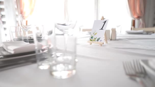 餐厅的餐桌数量是为没有人和食物的节庆活动准备的 婚宴桌上装饰 客人桌上的号码餐厅里的婚宴桌婚礼 — 图库视频影像