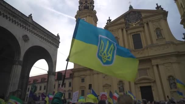 Мюнхен Германия Одеонмюнхен Предмет Войны Между Россией Украиной Протестующие Жёлтыми — стоковое видео