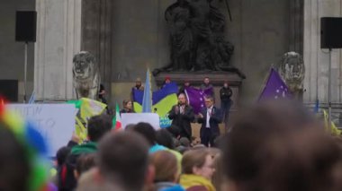 18 Şubat 2023. Münih, Odeonsplatz Almanya. Münih 'teki Odeonsplatz' da Rusya ile Ukrayna arasındaki işgal ve savaşa karşı Ukraynalı mültecilerin gösterisi. Almanya 'da savaş karşıtı protesto. 
