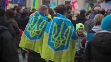 18 Şubat 2023. Münih, Odeonsplatz Almanya. Münih 'teki Odeonsplatz' da Rusya ile Ukrayna arasındaki işgal ve savaşa karşı Ukraynalı mültecilerin gösterisi. Almanya 'da savaş karşıtı protesto. 