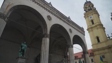 18 Şubat 2023. Münih, Odeonsplatz Almanya. Münih 'teki Odeonsplatz' da Rusya ile Ukrayna arasındaki işgal ve savaşa karşı Ukraynalı mültecilerin gösterisi. Almanya 'da savaş karşıtı protesto. 