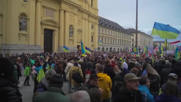 2023年2月18日慕尼黑 Odeonsplatz德国在Odeonsplatz的Munchen抗议俄罗斯和乌克兰之间的入侵和战争的乌克兰难民示威 德国的反战抗议 — 图库视频影像