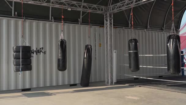 Άδειο Χώρο Πυγμαχίας Και Πολεμικών Τεχνών Στο Δρόμο Γυμναστήριο Πολλούς — Αρχείο Βίντεο